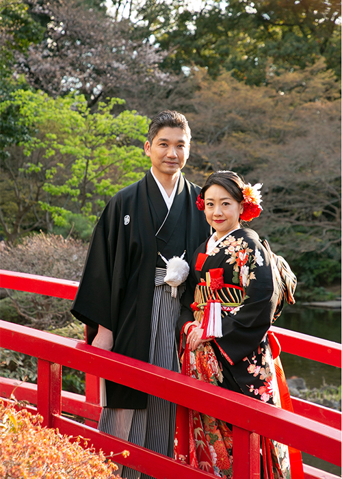 日本庭園のシンボルである朱色の太鼓橋でのお着物姿のツーショットのお写真
