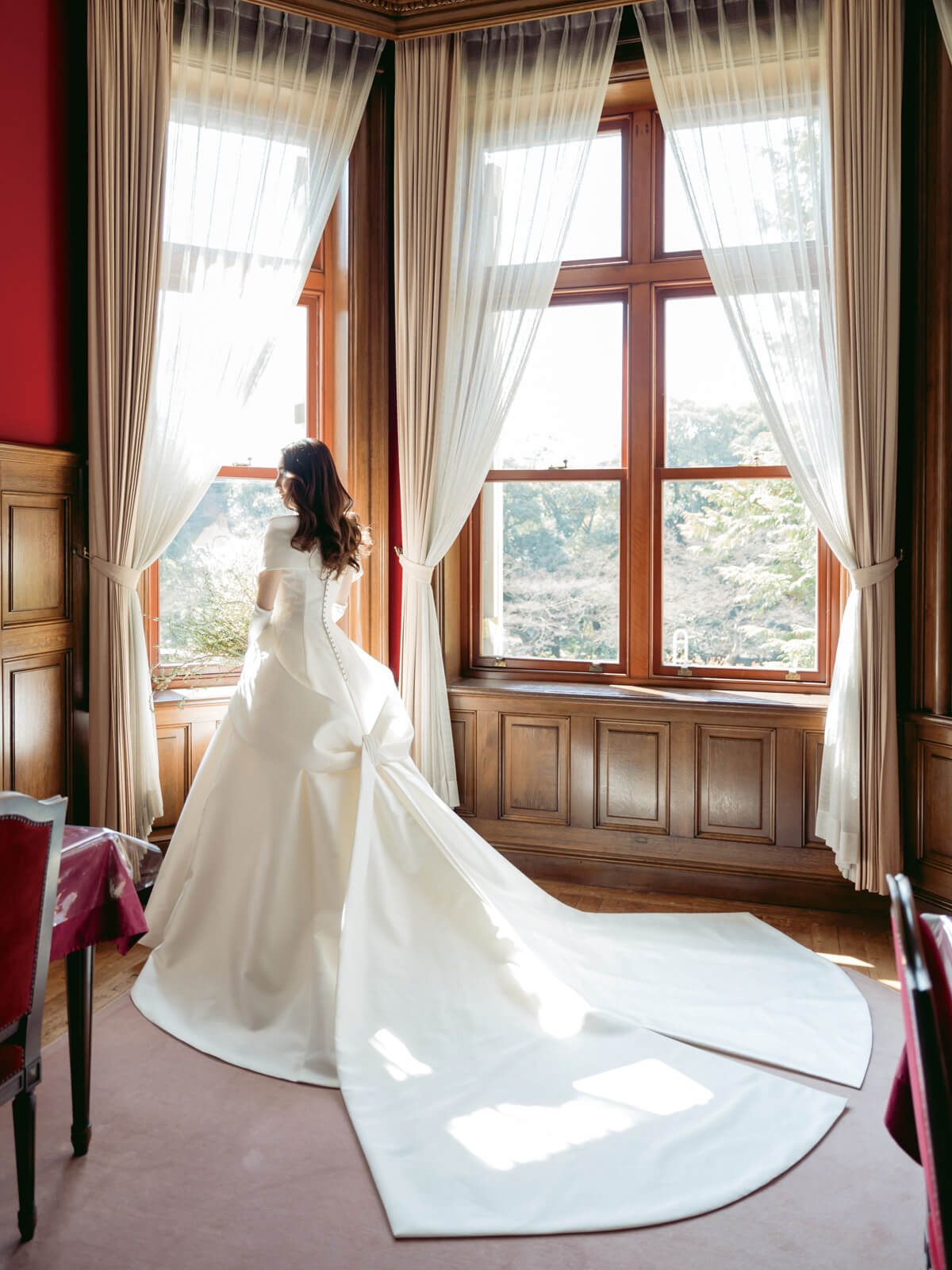 正統派花嫁が選ぶ憧れのウエディングドレス「エマリーエ」を纏う美しい ...